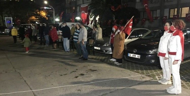 İstanbul’da vatandaşlar 19.23’te İstiklal Marşı okudu
