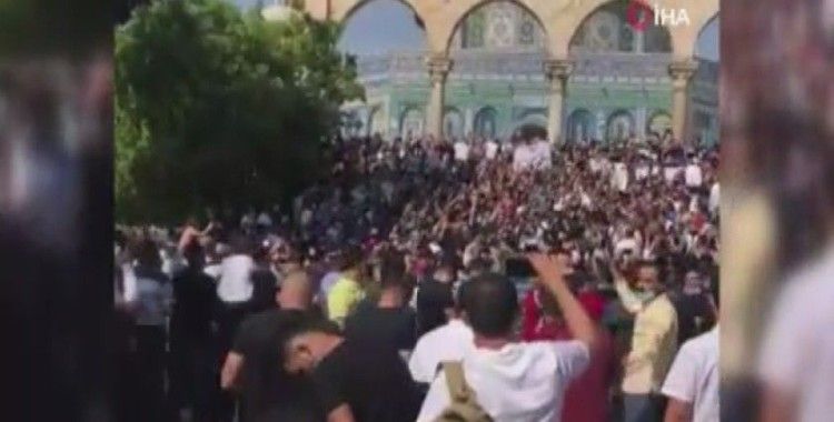 Filistinliler Mescid-i Aksa’da Fransa’yı protesto etti