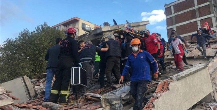 Çevre illerden İzmir'e çok sayıda itfaiye ve kurtarma ekibi gönderildi
