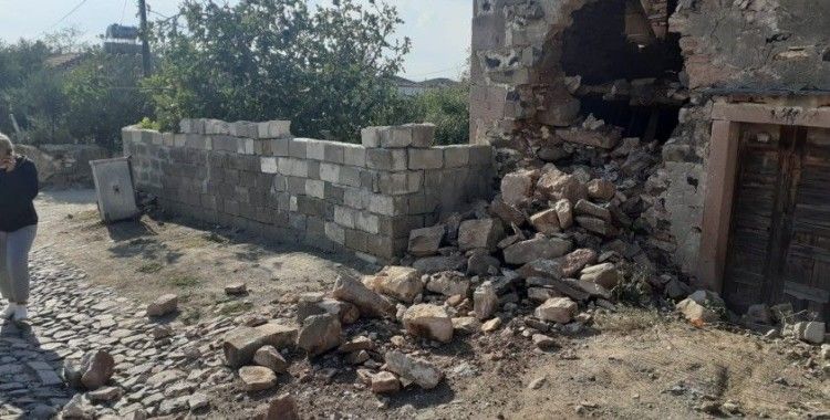 Deprem Ayvalık'ta da hissedildi, bir taş binanın duvarı çöktü