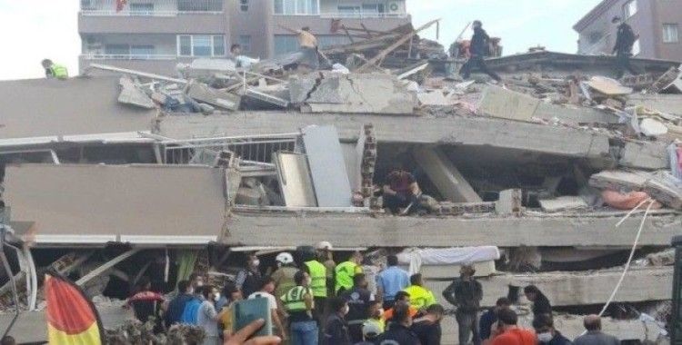 Anne ve 3 çocuğu depremden 23 sonra enkazdan yaralı olarak çıkarıldı