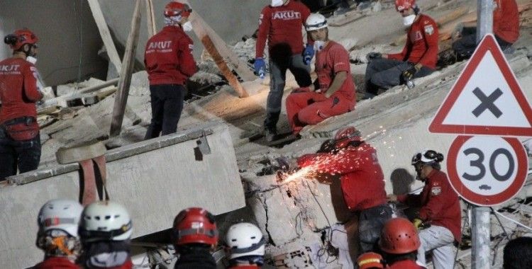 İzmir'de 17 saattir arama kurtarma çalışmaları devam ediyor