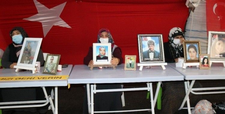 HDP önündeki aileler, evlatlarından gelecek mutlu haberi bekliyor