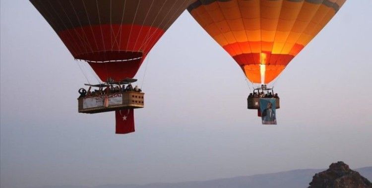 Kapadokya'da balonlar, Türk bayrağı ve Atatürk posterleriyle uçtu