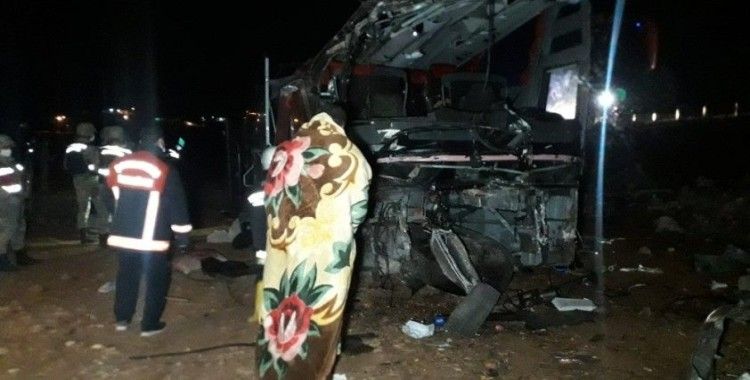 Turistleri taşıyan otobüs devrildi: 32 yaralı