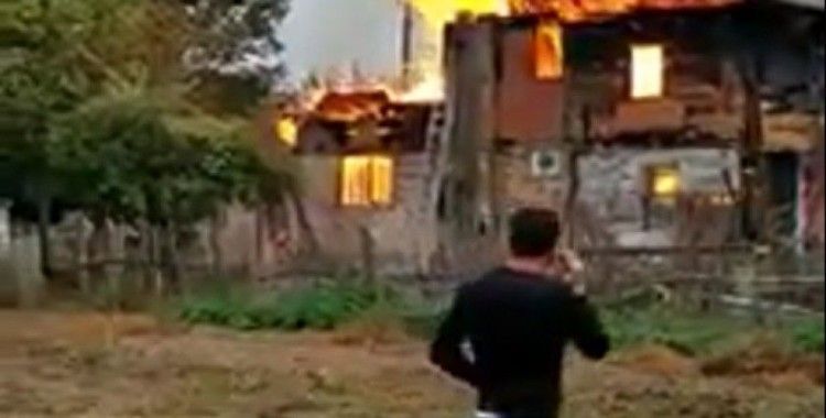 Sinop'ta 2 katlı ahşap ev alevlere teslim oldu