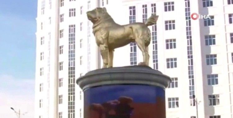 Türkmenistan Devlet Başkanı Berdimuhamedov başkente köpeğinin heykelini dikti