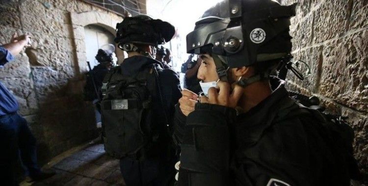 İsrail yüzlerce Filistinlinin Mescid-i Aksa'ya girişine izin vermedi