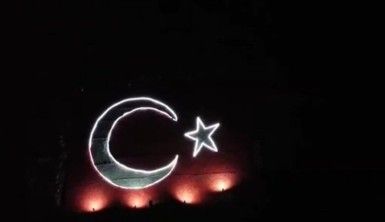Çal Dağlarındaki Türk bayrağı Azerbaycan için geceyi aydınlattı