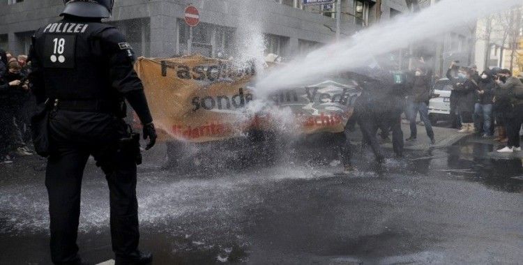 Frankfurt'ta Covid-19 önlemleri karşıtı protestoya polis müdahalesi