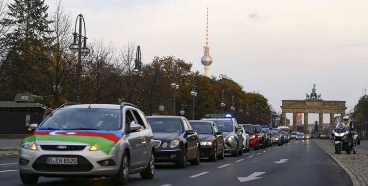 Azerbaycan'ın Dağlık Karabağ zaferi Berlin'de araç konvoyuyla kutlandı