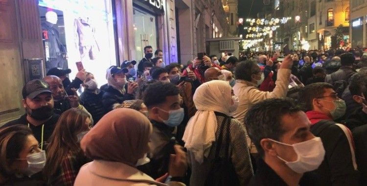 Taksim'de bir pasajın ikinci katına çıkan şahıs elindeki jiletle intihara kalkıştı