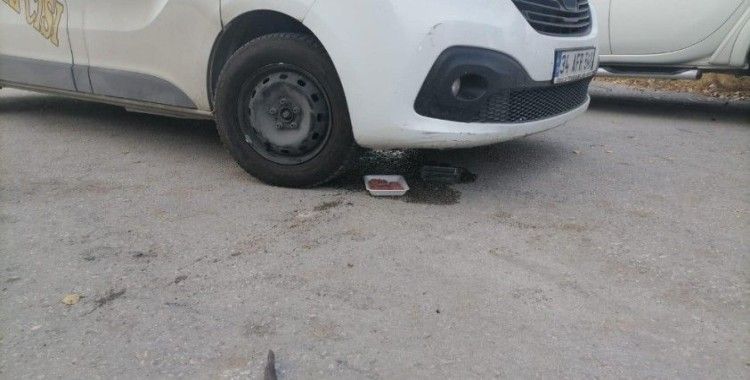 Ayağı araç motoruna sıkışan kedi kurtarıldı