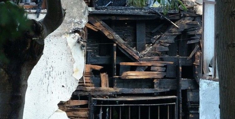Yangından sonra tarihi Vaniköy Cami’inde ekipler incelemede bulundu