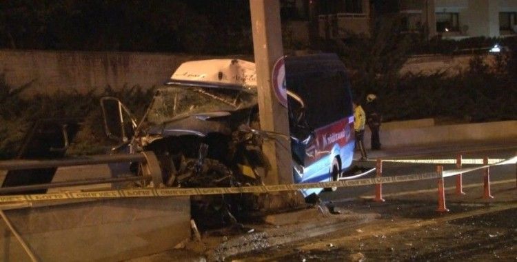 Ankara'da dolmuş yön direğine çarptı: 1 ölü, 1 yaralı