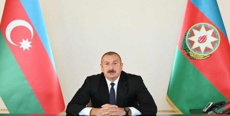 Aliyev, işgalden kurtarılan iki kentte Azerbaycan bayrağını öperek göndere çekti