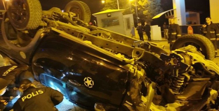Karabük'te yoldan çıkan kamyonet İl Jandarma nizamiye girişine uçtu