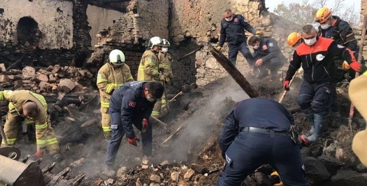  5 evin kül olduğu yangında kayıp olan yaşlı kadının cansız bedenine ulaşıldı