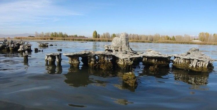 Van Gölü'nün çekilmesiyle su altında kalan yapılar ortaya çıktı