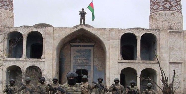 Azerbaycan ordusu işgalden kurtarılan Ağdam'a bayrak dikti, kent camisinde ezan okundu