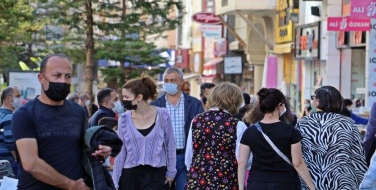 Kısıtlamaya saatler kala Antalyalılar sokaklara döküldü