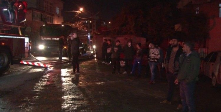 Ümraniye'de yangın çıkan evde mahsur kalan 8 kişiyi itfaiye kurtardı