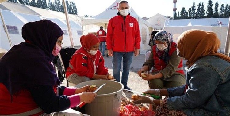 Yabancı öğrenciler İzmir depremi sonrası Türk Kızılay gönüllüsü oldu
