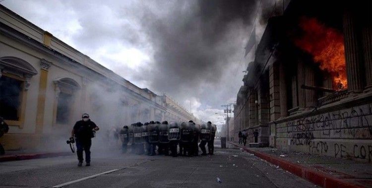 Guatemala'da bütçeyi protesto eden göstericiler Kongre'de yangın çıkardı