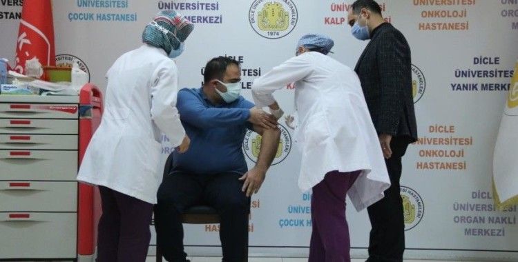 Çin menşeli Kovid-19 aşısı Diyarbakır'da gönüllülere uygulanıyor 