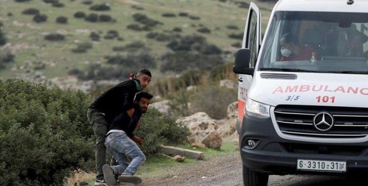İsrail askerleri ambulansın içine girerek yaralı Filistinliyi almaya çalıştı