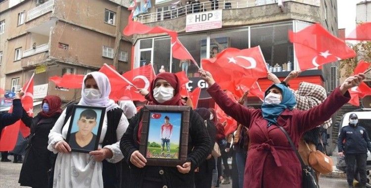 Şırnak'ta terör mağduru aileler HDP İl Başkanlığı binası önünde eylem yaptı