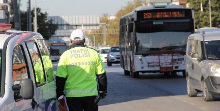 Vakaların arttığı İzmir’de toplu taşıma araçlarında korona virüs denetimi