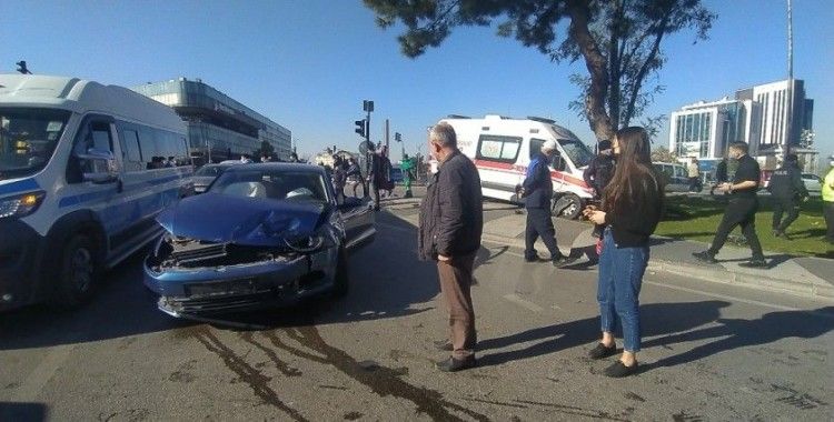Bursa’da ambulansla otomobil çarpıştı:5 kişi yaralandı