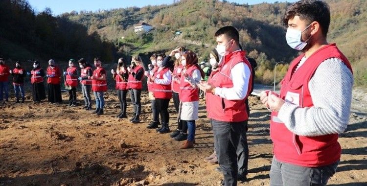 İzmir depreminde hayatını kaybedenlerin anısına 116 fidan dikildi