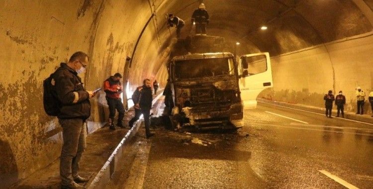 Bolu Dağı Tüneli’nde tır yangını İstanbul yönünü trafiğe kapattı