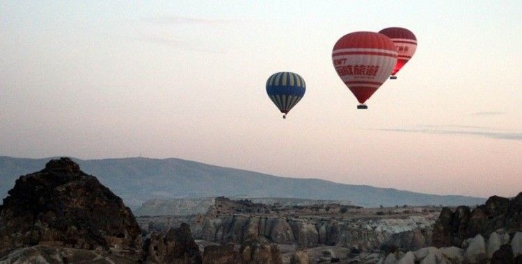  Kapadokya’da balonlar güneşin doğuşu için havalandı