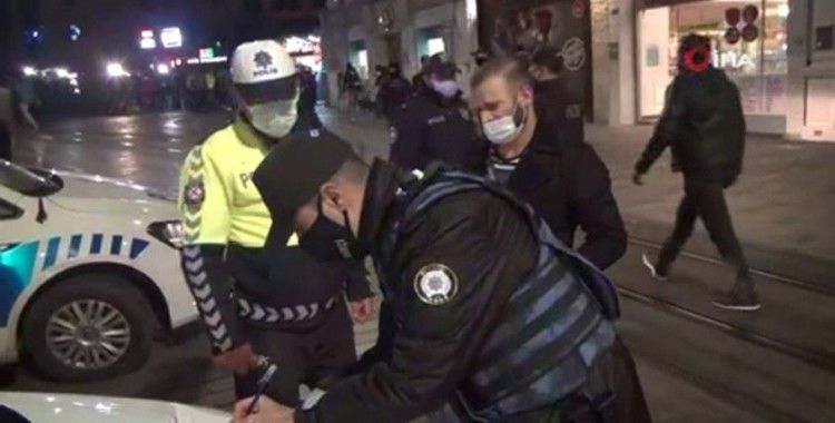 Taksim’de kısıtlamalara uymayanlara ceza yazıldı