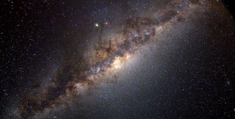 Dünya, Samanyolu Galaksisi'nin merkezindeki süper kütleli kara deliğe sanılandan daha yakın