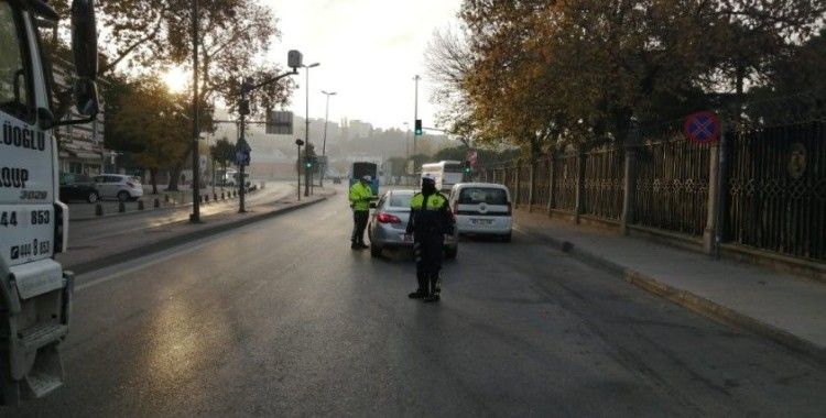 Trafik polisleri sabah saatlerinde sokağa çıkma kısıtlamasıyla ilgili denetimlerini sürdürdü