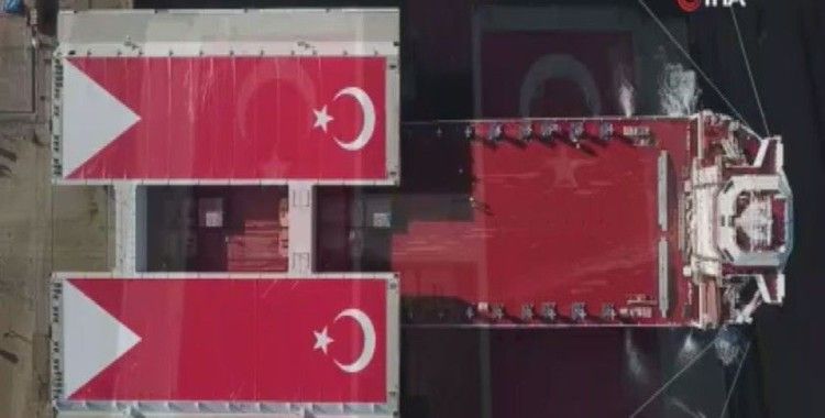 Türk bayrağıyla kaplanan mega bloklar Gelibolu’ya ulaştı