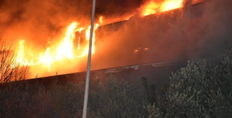 İzmir’de büyük fabrika yangını 