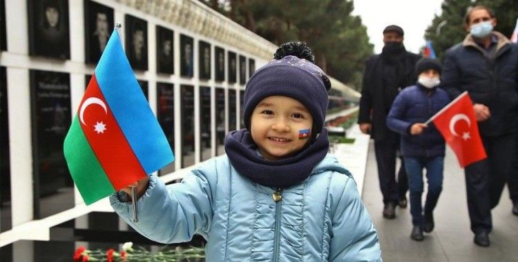 Azerbaycanlılar Laçın'ın işgalden kurtuluşunu kutluyor