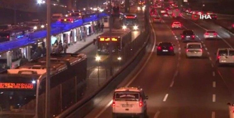  Sokağa çıkma kısıtlamasına 1 saat kala İstanbul’da trafik ve metrobüs yoğunluğu