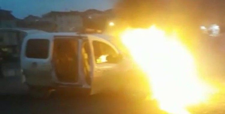 Sancaktepe’de polis aracı alev alev yandı