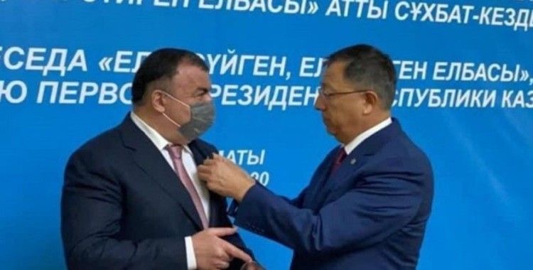 Başkan Kassanov’a milli birliğe destek madalyası