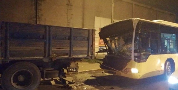 Ümraniye’de İETT otobüsü kamyonete çarptı: 2 yaralı