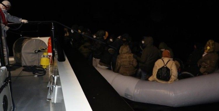 Balıkesir'de lastik botları arızalanan 34 sığınmacı kurtarıldı
