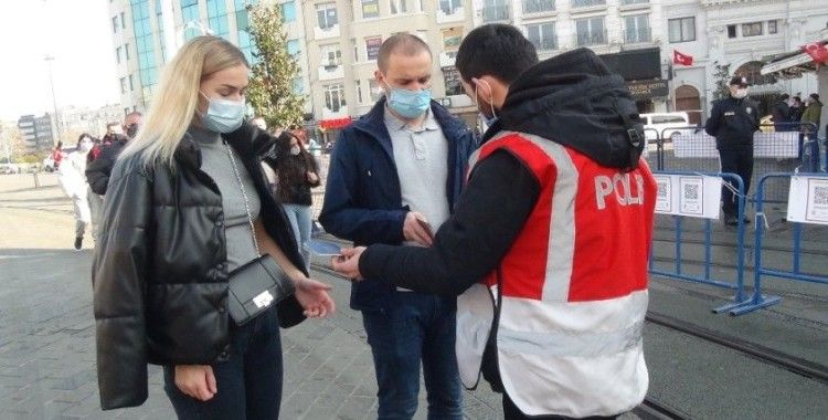 Kısıtlamada turistlerin Taksim keyfi: Maskelerini çıkartıp çekirdek çitleyip yerlere attılar