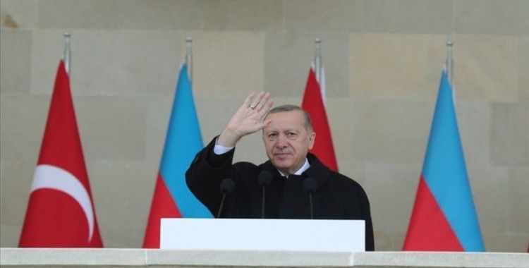 İranlı uzmanlar, Cumhurbaşkanı Erdoğan'ın okuduğu şiire yersiz tepkileri eleştirdi