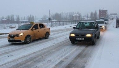 Ağrı'da yoğun kar yağışı kenti etkisi altına aldı
